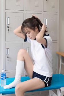 坐着吃饭下面连是在一起系列